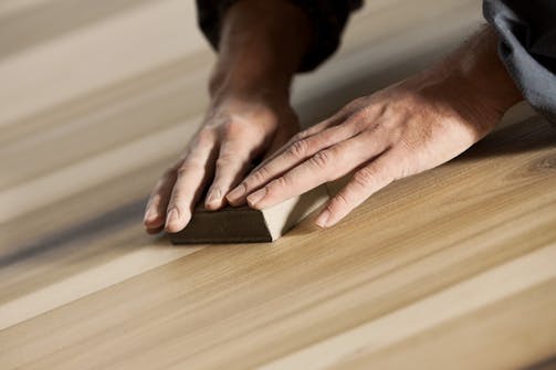 Lakkaaminen: Hio pinta ensimmäisen lakkauksen jälkeen, kun lakka on kuivunut yön yli. Käytä koon 150–180 hiomapaperia ja varo, ettei lakkakerros mene rikki. Lakkaaminen: Hio pinta ensimmäisen lakkauksen jälkeen, kun lakka on kuivunut yön yli. Käytä koon 150–180 hiomapaperia ja varo, ettei lakkakerros mene rikki.